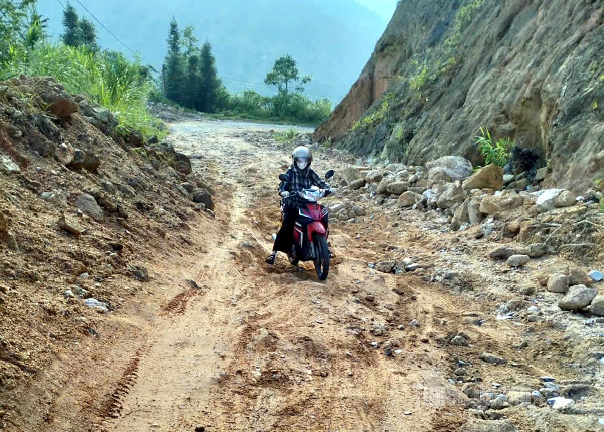 Vägen från riksväg 2 till Thuong Son kommun är allvarligt skadad.