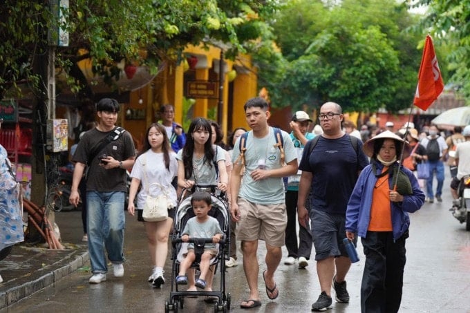 Du khách tham quan trở lại phố cổ Hội An, ngày 1/11/.