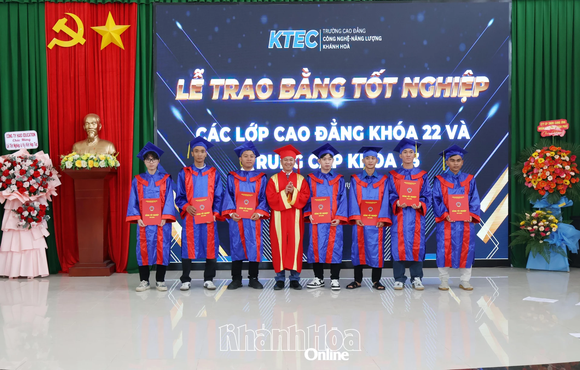 วิทยาลัยเทคโนโลยีและพลังงาน Khanh Hoa มอบประกาศนียบัตรให้แก่นักศึกษา