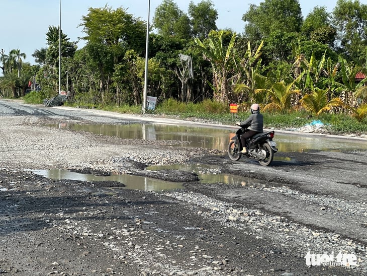 Đấu thầu sửa chữa đường kết nối làng hoa Sa Đéc lởm chởm đá, đầy ổ voi - Ảnh 4.