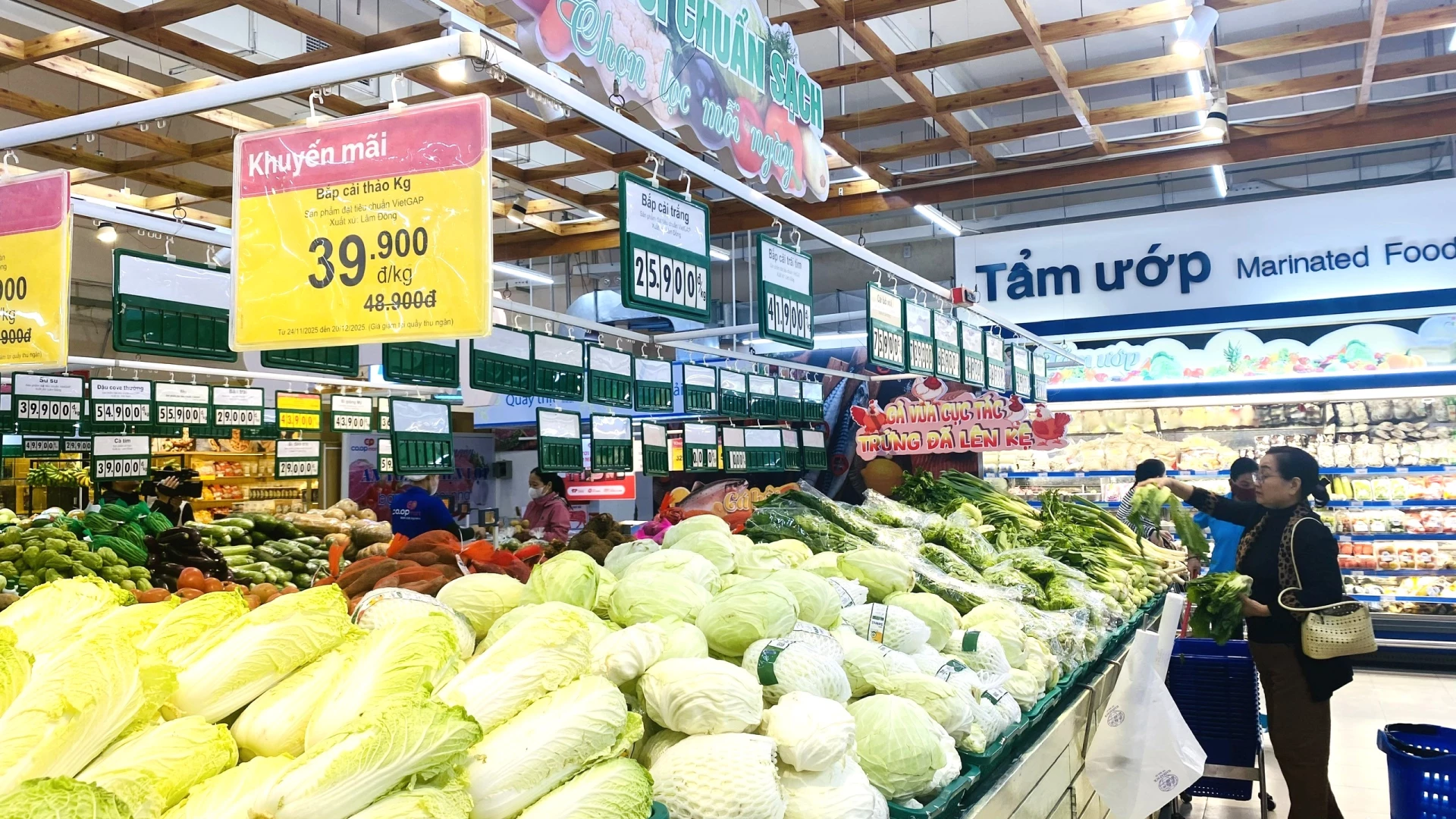 បន្លែ និងផ្លែឈើជាច្រើនមុខនៅផ្សារទំនើប Co.opmart មានតម្លៃថោកជាងធម្មតា 10 - 20% - Photo: T.L