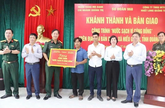 MB Quang Tri übergibt das Projekt „Sauberes Wasser für die Gemeinde“ in Ban Chua