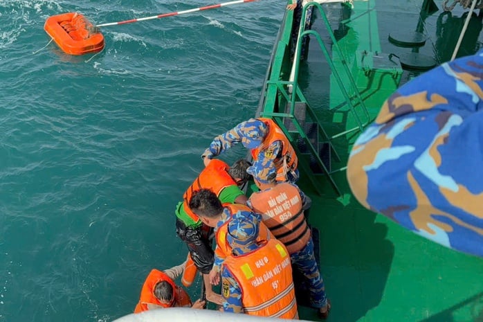 Vùng 5 Hải quân cứu 2 người trôi dạt trên biển - Ảnh 1.