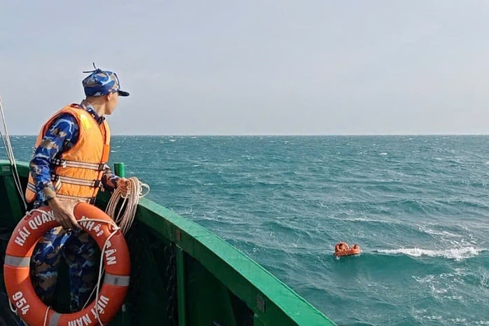 Vùng 5 Hải quân cứu 2 người trôi dạt trên biển - Ảnh 2.