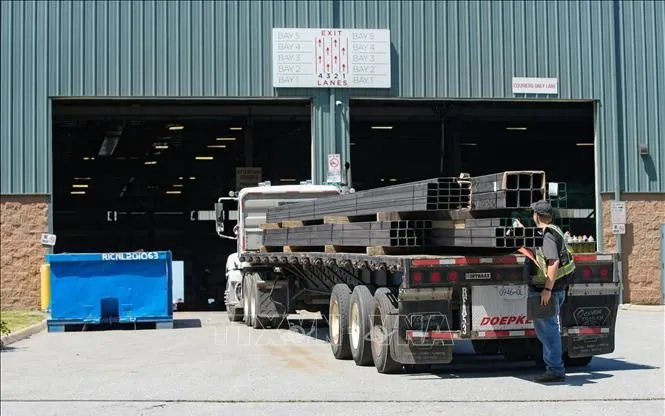 Các sản phẩm thép tại một cơ sở cung cấp ở Delta, British Columbia, Canada. Ảnh: THX/TTXVN