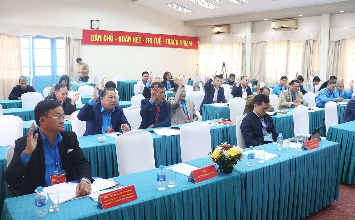 Các đại biểu tiến hành biểu quyết tại Đại hội. Ảnh: Trung Hiếu.