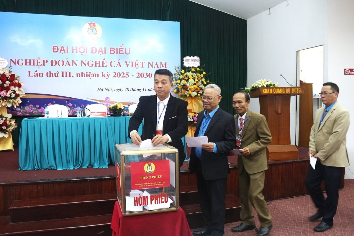 Các đại biểu bỏ phiếu bầu Ban Chấp hành Nghiệp đoàn Nghề cá Việt Nam khóa III. Ảnh: Trung Hiếu.