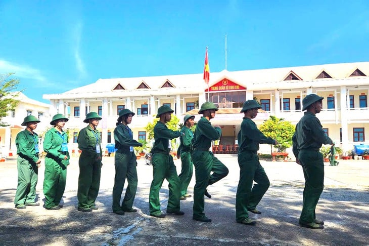 Khánh Hòa: Nhiều trường hiểu nhầm về quy định đồng phục môn giáo dục quốc phòng an ninh - Ảnh 3.