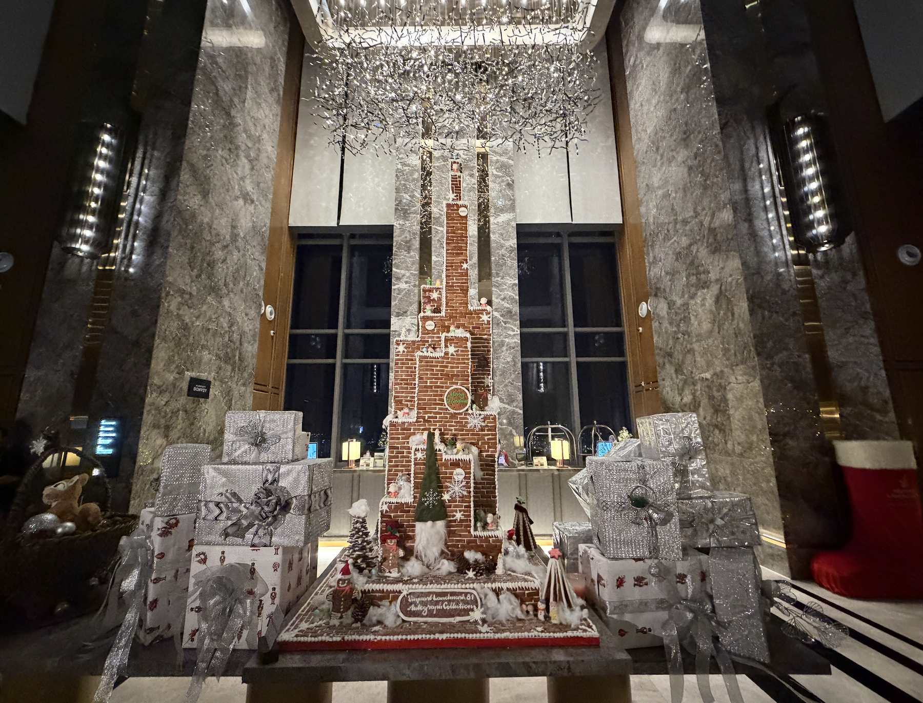 Trời trở lạnh 19 độ, TP.HCM thắp sáng hàng loạt cây thông Noel- Ảnh 3.