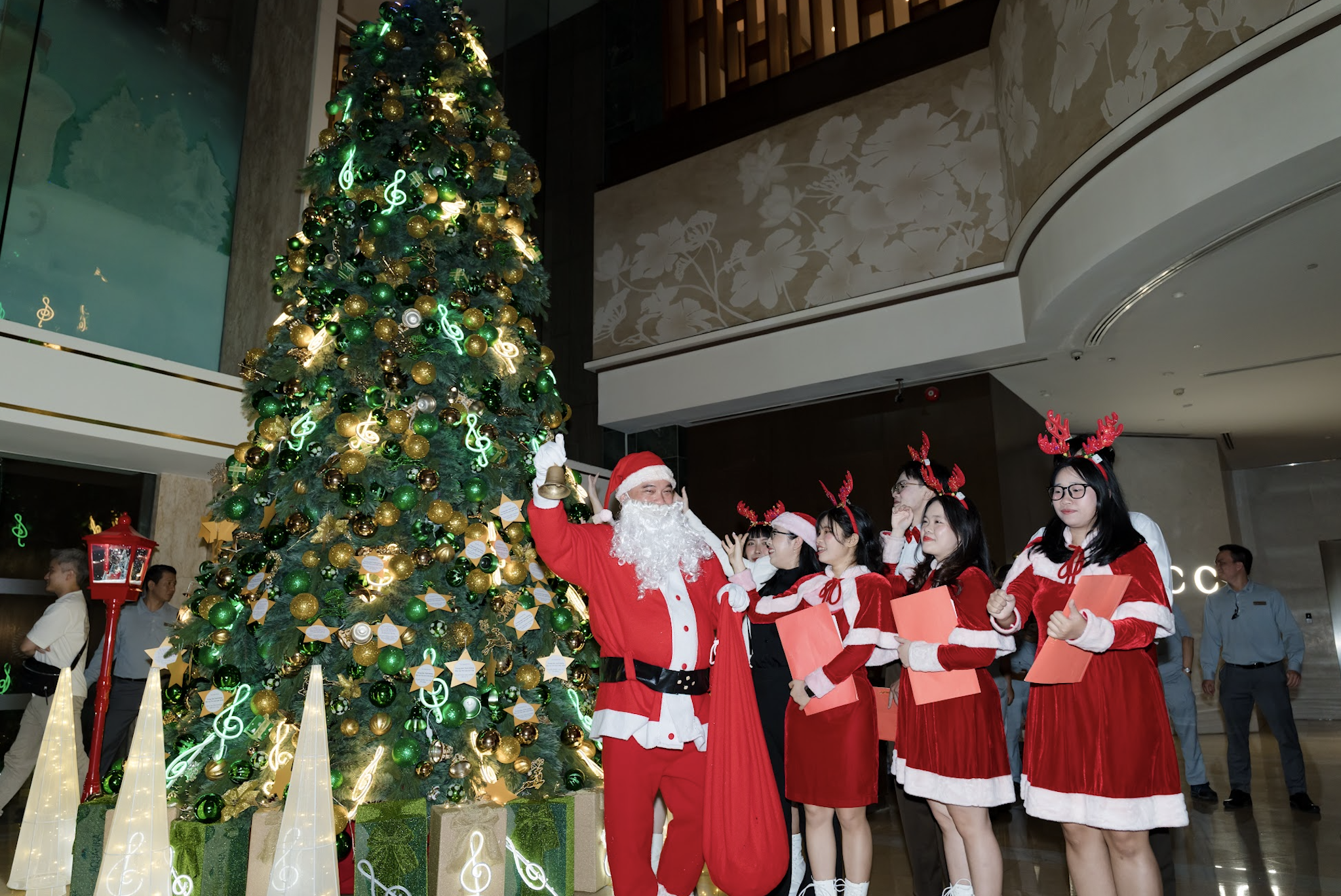 Trời trở lạnh 19 độ, TP.HCM thắp sáng hàng loạt cây thông Noel- Ảnh 4.