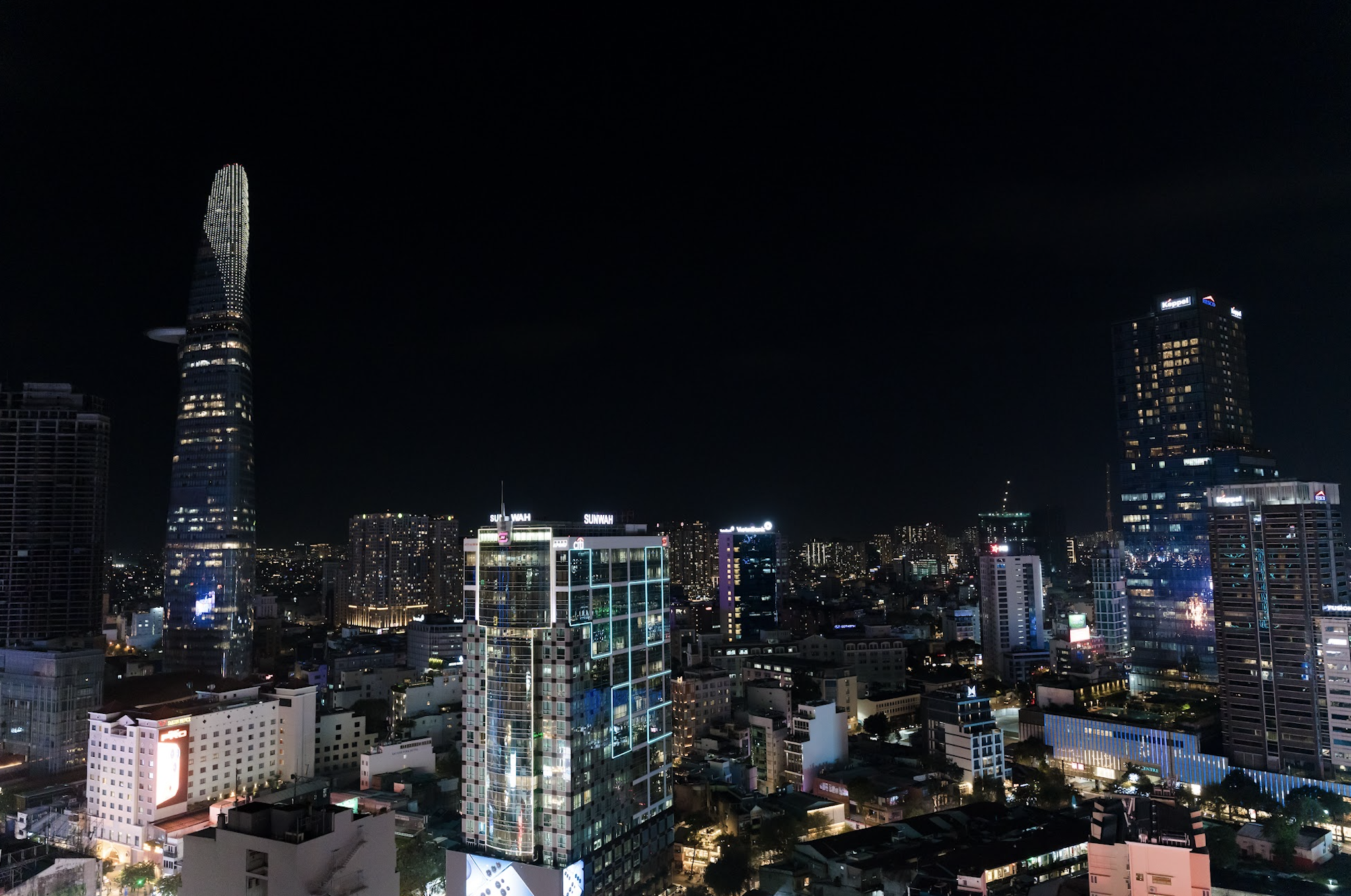 Trời trở lạnh 19 độ, TP.HCM thắp sáng hàng loạt cây thông Noel- Ảnh 5.