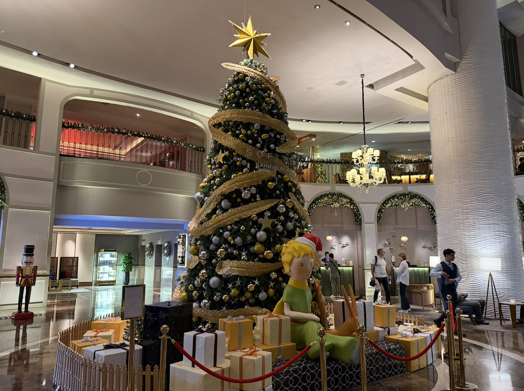 Trời trở lạnh 19 độ, TP.HCM thắp sáng hàng loạt cây thông Noel- Ảnh 6.