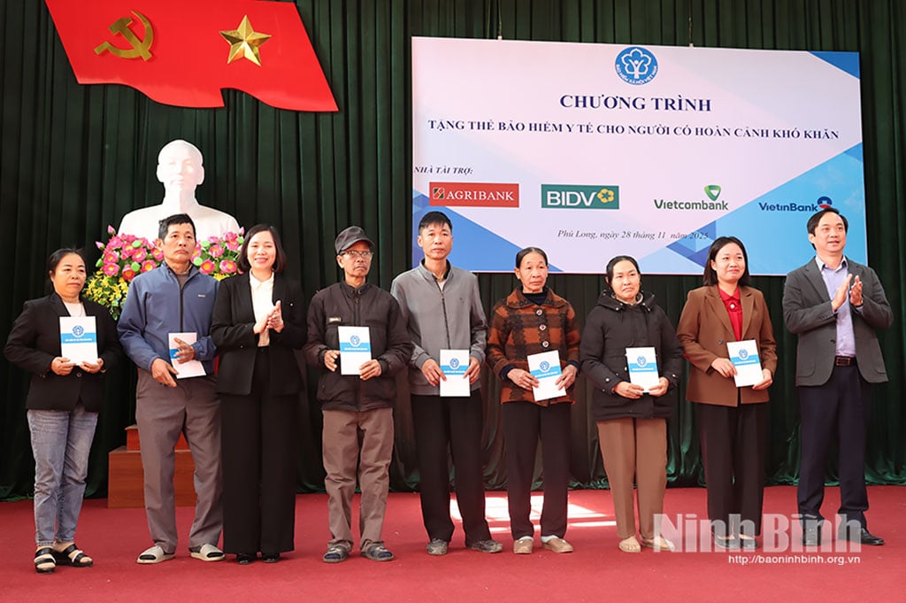 省の社会保険の指導者とスポンサーは、困難な状況にある人々に健康保険証を贈呈した。