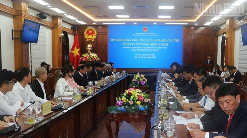 صحنه‌ای از جلسه کاری در مورد توسعه تالاب دِ گی.