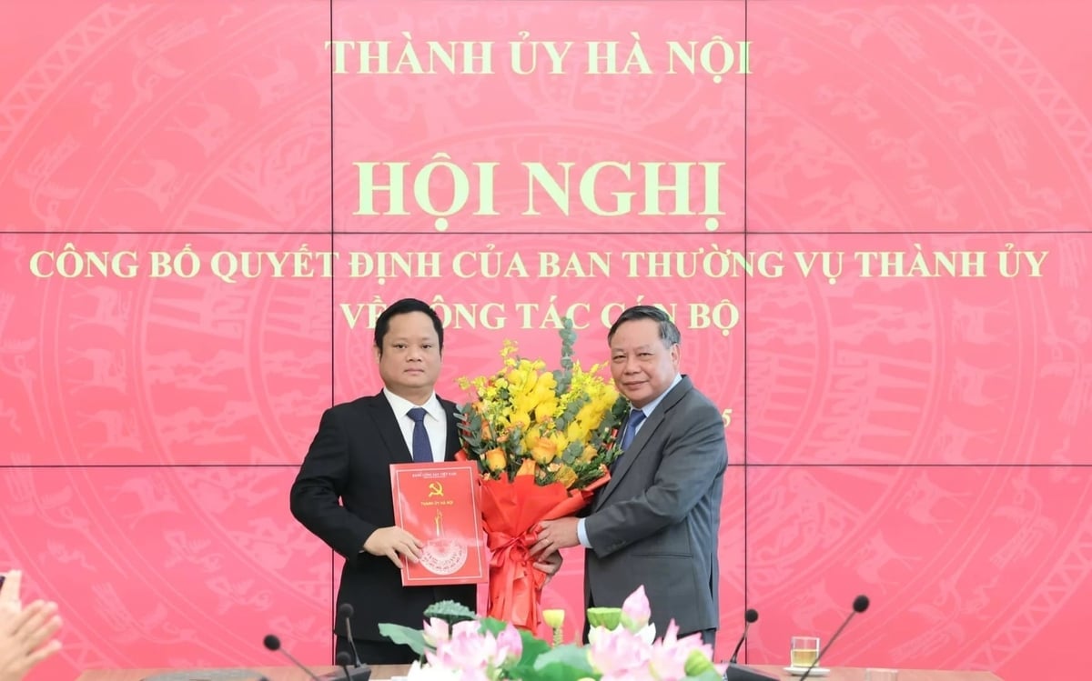 Nguyen Van Phong, ständigt biträdande sekreterare för stadspartykommittén, presenterade beslutet för Vu Minh Tuan (vänster). Phó Bí thư Thường trực Thành ủy Nguyễn Văn Phong trao quyết định cho ông Vũ Minh Tuấn (bên trái).