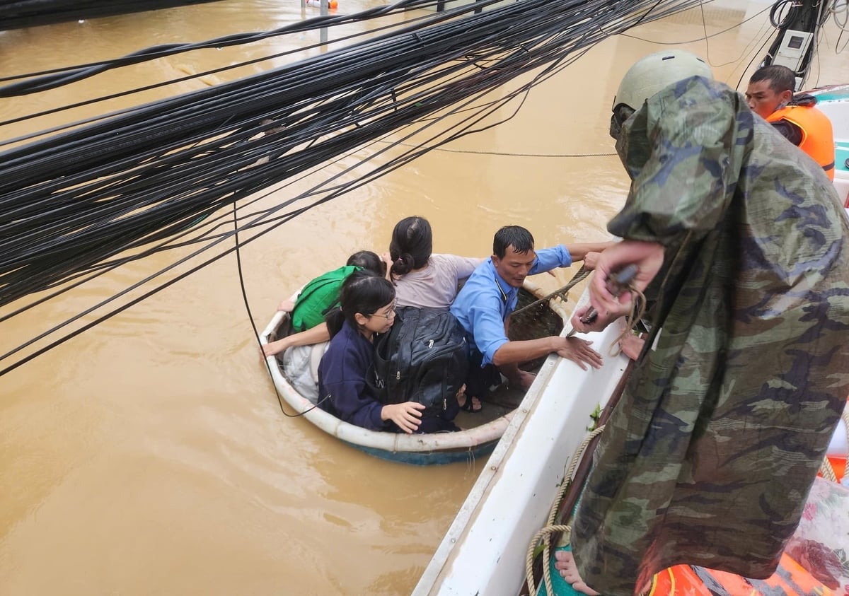 Công ty Yến sào Khánh Hòa hỗ trợ di dời người dân ra khỏi vùng ngập lụt. Ảnh: Quỳnh Châu.