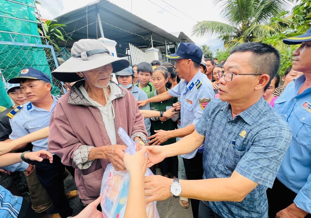 Công ty Yến sào Khánh Hòa trao quà hỗ trợ người dân vùng lũ Khánh Hòa. Ảnh: Quỳnh Châu.