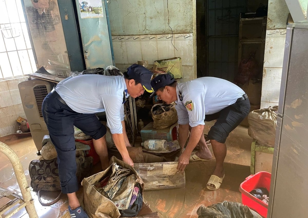 Công ty Yến sào Khánh Hòa cũng huy động lực lượng hỗ trợ dọn dẹp nhà cửa cho các cán bộ, công nhân viên bị ảnh hưởng nặng nề do ngập lụt. Ảnh: Quỳnh Châu.