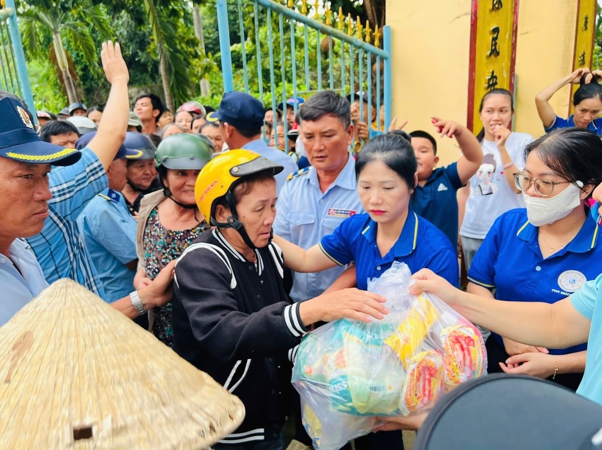 Tổng giá trị hiện vật Công ty Yến sào Khánh Hòa ủng hộ bà con vùng lũ là hơn 1,7 tỷ đồng. Ảnh: Quỳnh Châu.