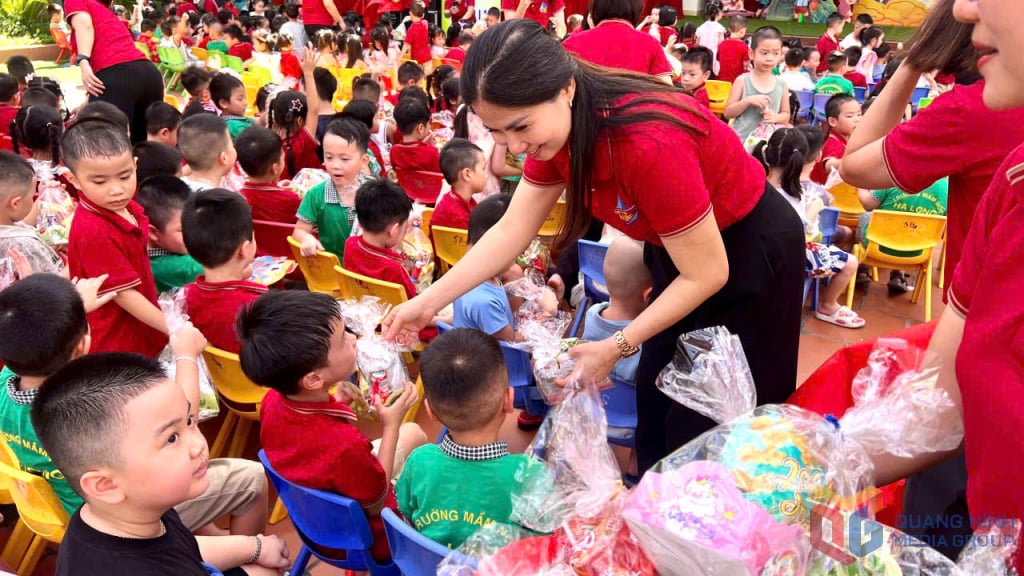 प्रीस्कूल बच्चों को मून केक, वियतनामी संस्कृति और परंपरा से प्रभावित खिलौने जैसे सार्थक मध्य-शरद ऋतु उपहार मिलते हैं।