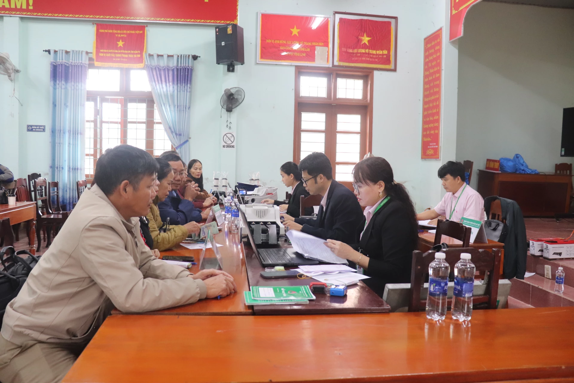 Oamenii efectuează tranzacții la punctul de tranzacții din comuna Vinh Thuy, provincia Quang Tri - Foto: N.P.