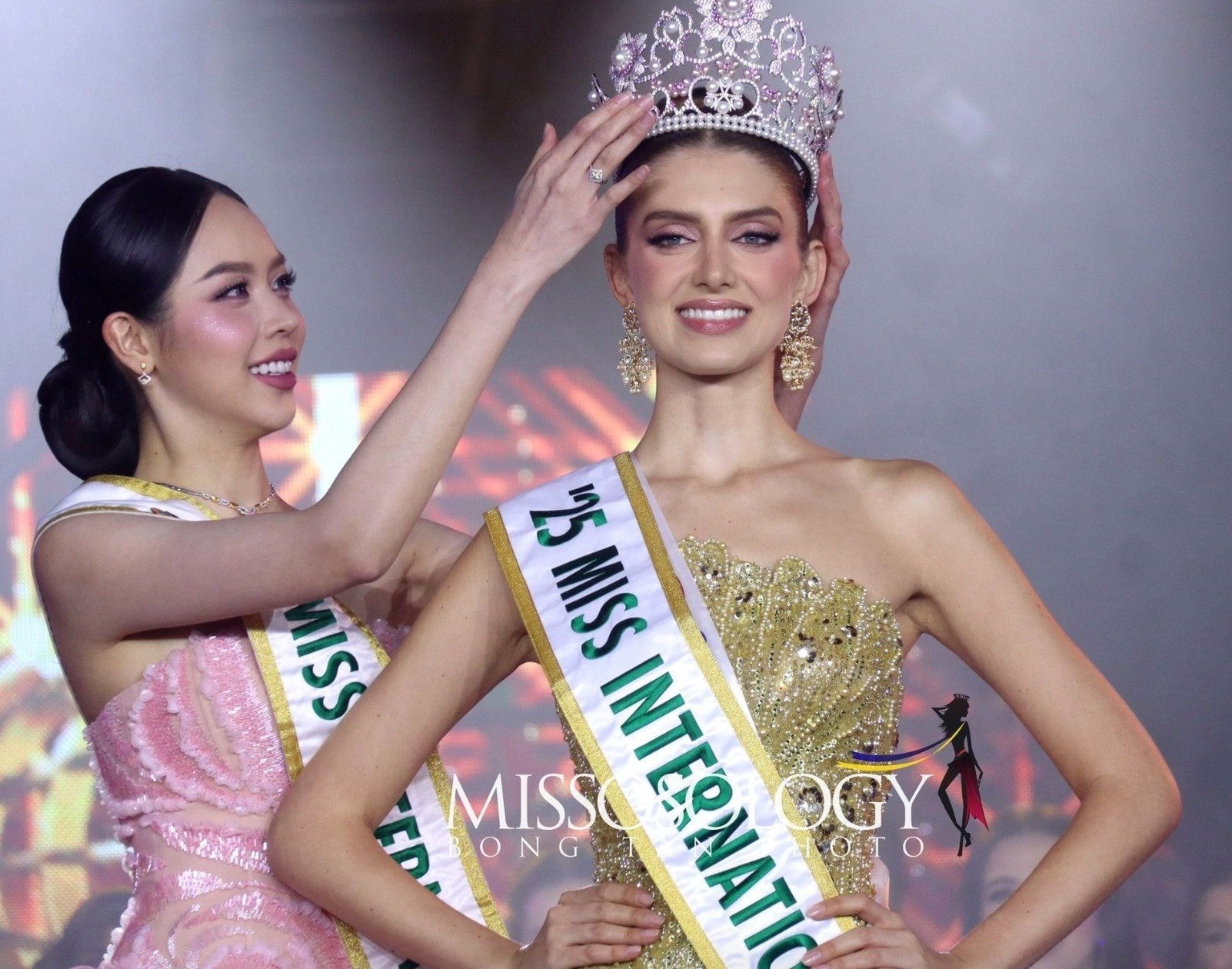 Den colombianske skjønnheten Catalina Duque Abréu ble overbevisende kronet til Miss International 2025, og slo 79 andre deltakere.