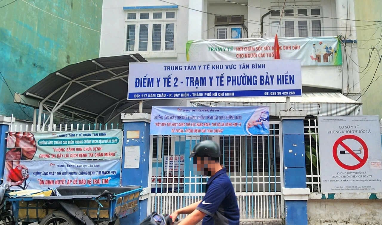 Bộ Chính trị yêu cầu sắp xếp trường học, trạm y tế cấp xã trước 31.12 - Ảnh 1.