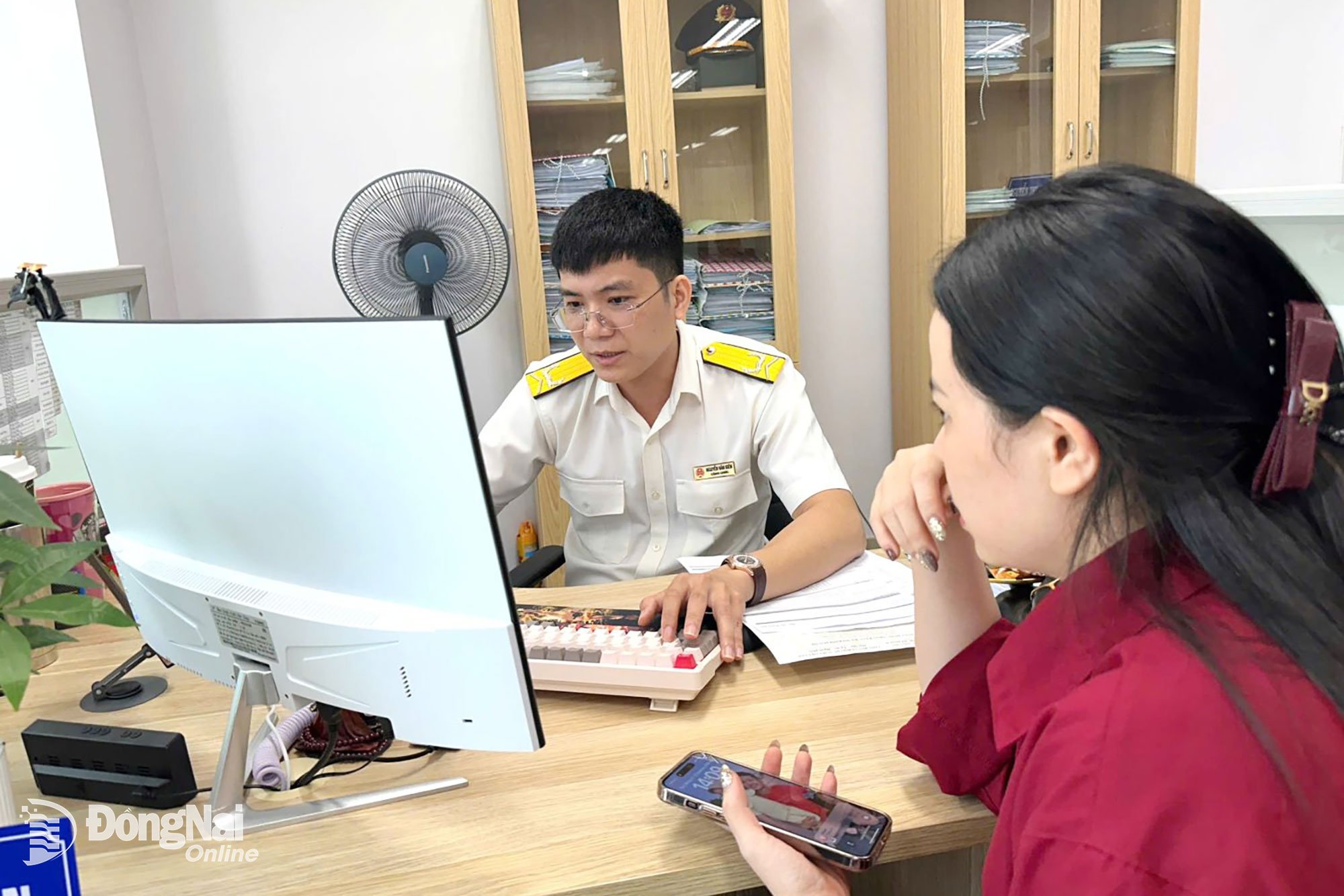 Платники податків здійснюють податкові адміністративні процедури на Податковій базі 3 (район Тран Б'єн) провінції Донг Най. Фото: Нгок Лієн.