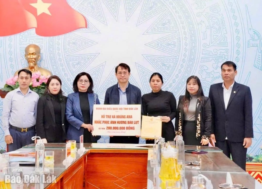 The provincial National Assembly delegation presented support fees to Krong Ana commune to equip rescue vehicles during floods.