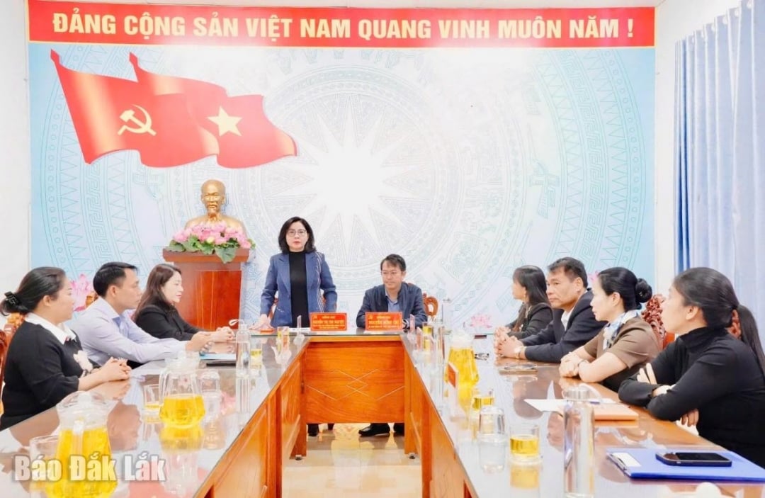 Deputy Head of the Provincial National Assembly Delegation Nguyen Thi Thu Nguyet sympathized with the losses and difficulties of the people and locality.