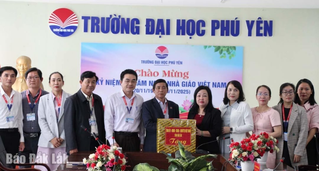 Comrade Cao Thi Hoa An, Standing Deputy Secretary of the Provincial Party Committee, Chairman of the Provincial People's Council presented gifts to Phu Yen University