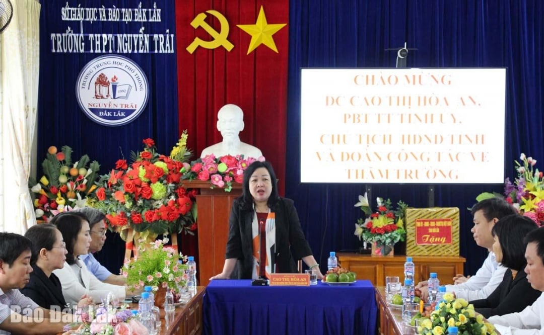 Comrade Cao Thi Hoa An, Standing Deputy Secretary of the Provincial Party Committee, Chairman of the Provincial People's Council spoke at the working session with Nguyen Trai High School.