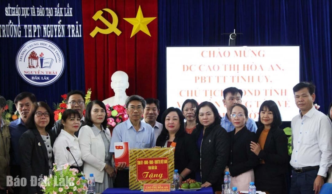 Comrade Cao Thi Hoa An, Standing Deputy Secretary of the Provincial Party Committee, Chairman of the Provincial People's Council presented gifts to teachers of Nguyen Trai High School.
