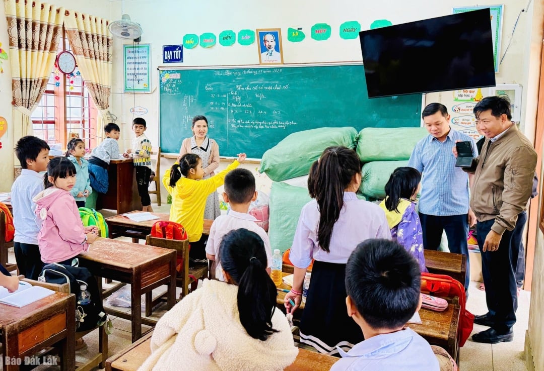 Biträdande sekreterare för den provinsiella partikommittén Do Huu Huy besökte och uppmuntrade eleverna på Hoa Thinh Primary School.