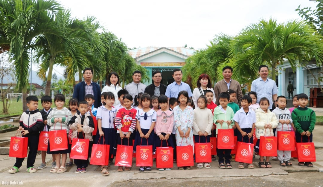 Kamrat Do Huu Huy gav gåvor till eleverna på Hoa Thinh Primary School.