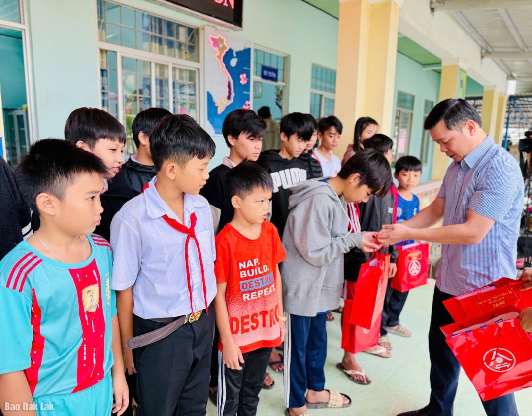 Hoa Thinh Primary School ger gåvor till elever på Dong Khoi Secondary School som drabbats av översvämningarna.
