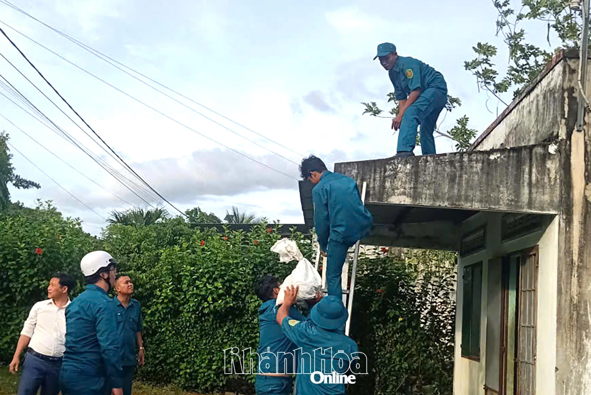 Cam An Commune-milisen hjälper människor att stärka sina hus.