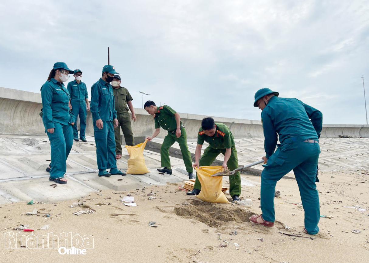 Các lực lượng phường Ninh Chử chuẩn bị bao cát hỗ trợ người dân chằng chống nhà cửa.