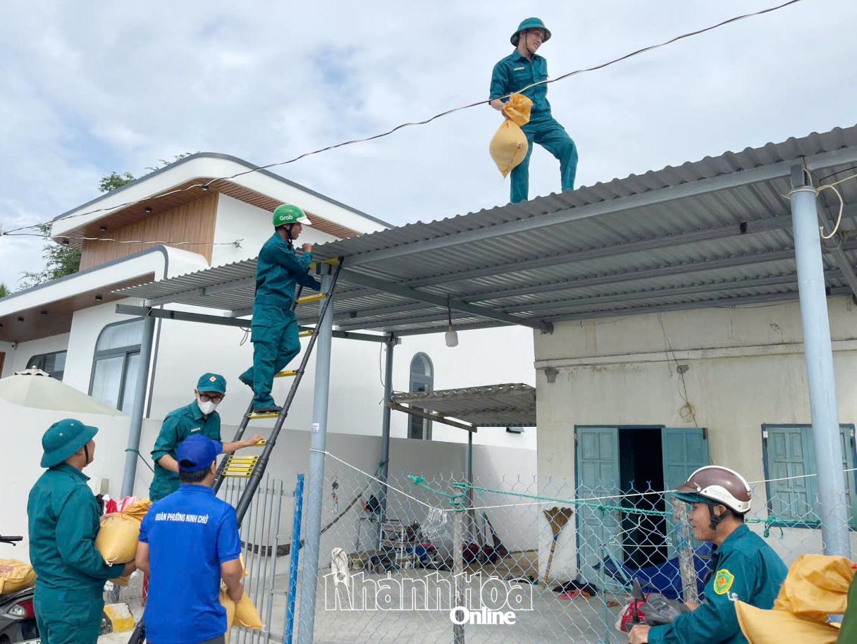 Các lực lượng phường Ninh Chử hỗ trợ người dân khu vực xung yếu chằng chống nhà cửa.