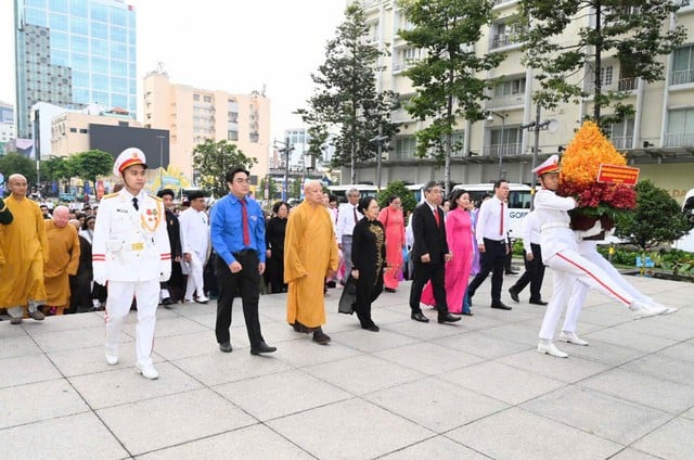 Delegater som deltog i Vietnams fosterlandsfronts kongress i Ho Chi Minh-staden överlämnade blommor för att hedra president Ho Chi Minh - Foto 1. Đại biểu dự Đại hội MTTQ Việt Nam TPHCM dâng hoa tưởng nhớ Chủ tịch Hồ Chí Minh- Ảnh 1.