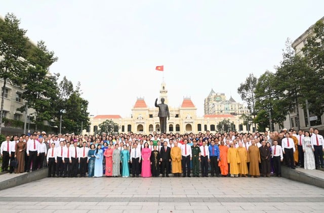 Delegater som deltog i Vietnams fosterlandsfronts kongress i Ho Chi Minh-staden överlämnade blommor för att hedra president Ho Chi Minh - Foto 2. Đại biểu dự Đại hội MTTQ Việt Nam TPHCM dâng hoa tưởng nhớ Chủ tịch Hồ Chí Minh- Ảnh 2.
