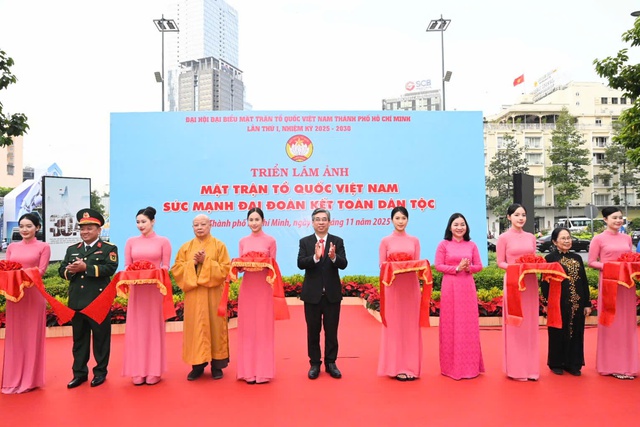 Delegater som deltog i Vietnams fosterlandsfronts kongress i Ho Chi Minh-staden överlämnade blommor för att hedra president Ho Chi Minh - Foto 3. Đại biểu dự Đại hội MTTQ Việt Nam TPHCM dâng hoa tưởng nhớ Chủ tịch Hồ Chí Minh- Ảnh 3.