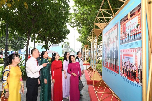 Delegater som deltog i Vietnams fosterlandsfronts kongress i Ho Chi Minh-staden överlämnade blommor för att hedra president Ho Chi Minh - Foto 4. Đại biểu dự Đại hội MTTQ Việt Nam TPHCM dâng hoa tưởng nhớ Chủ tịch Hồ Chí Minh- Ảnh 4.