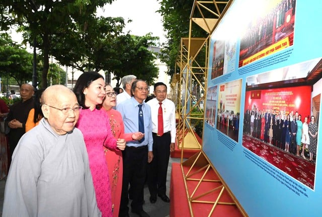 Delegater som deltog i Vietnams fosterlandsfronts kongress i Ho Chi Minh-staden överlämnade blommor till minne av president Ho Chi Minh - Foto 5. Đại biểu dự Đại hội MTTQ Việt Nam TPHCM dâng hoa tưởng nhớ Chủ tịch Hồ Chí Minh- Ảnh 5.