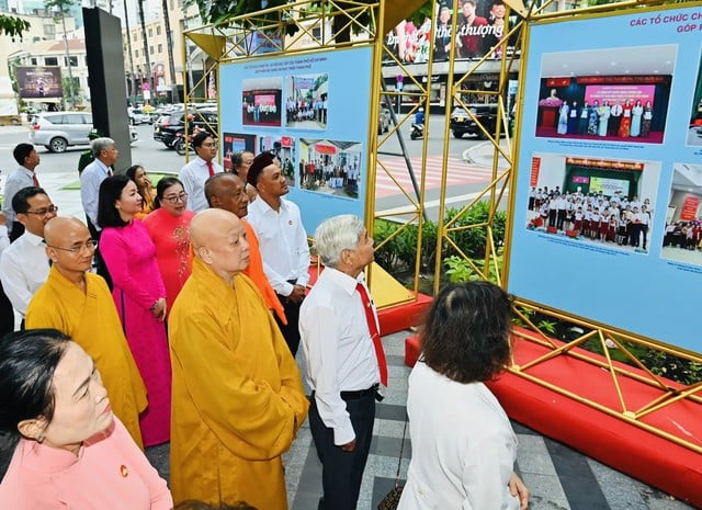 Delegater som deltog i Vietnams fosterlandsfronts kongress i Ho Chi Minh-staden överlämnade blommor för att hedra president Ho Chi Minh - Foto 6. Đại biểu dự Đại hội MTTQ Việt Nam TPHCM dâng hoa tưởng nhớ Chủ tịch Hồ Chí Minh- Ảnh 6.