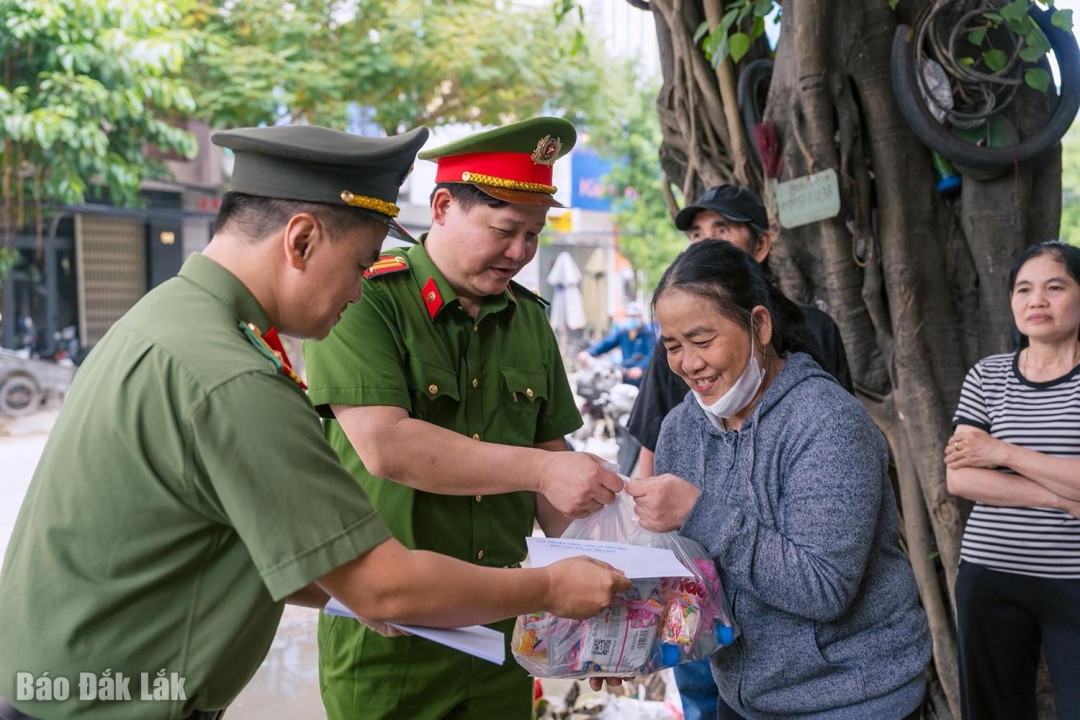 Innbyggere i Tuy Hoa-distriktet mottar gaver fra hjelpeorganisasjonene. Foto: Politiet i Tuy Hoa-distriktet