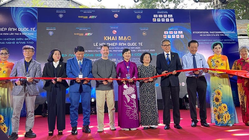 Delegierte führten die feierliche Eröffnung des Festivals durch, indem sie das Band durchschnitten. (Foto: DUONG DONG)