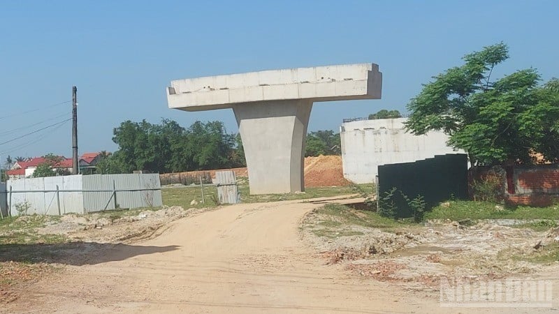 Le premier volet du projet, relatif à l'investissement dans la construction de la route nationale 12A contournant la ville de Ba Don, est toujours au point mort en raison des travaux de déblaiement du site non terminés. (Photo : Hoang Phuc)