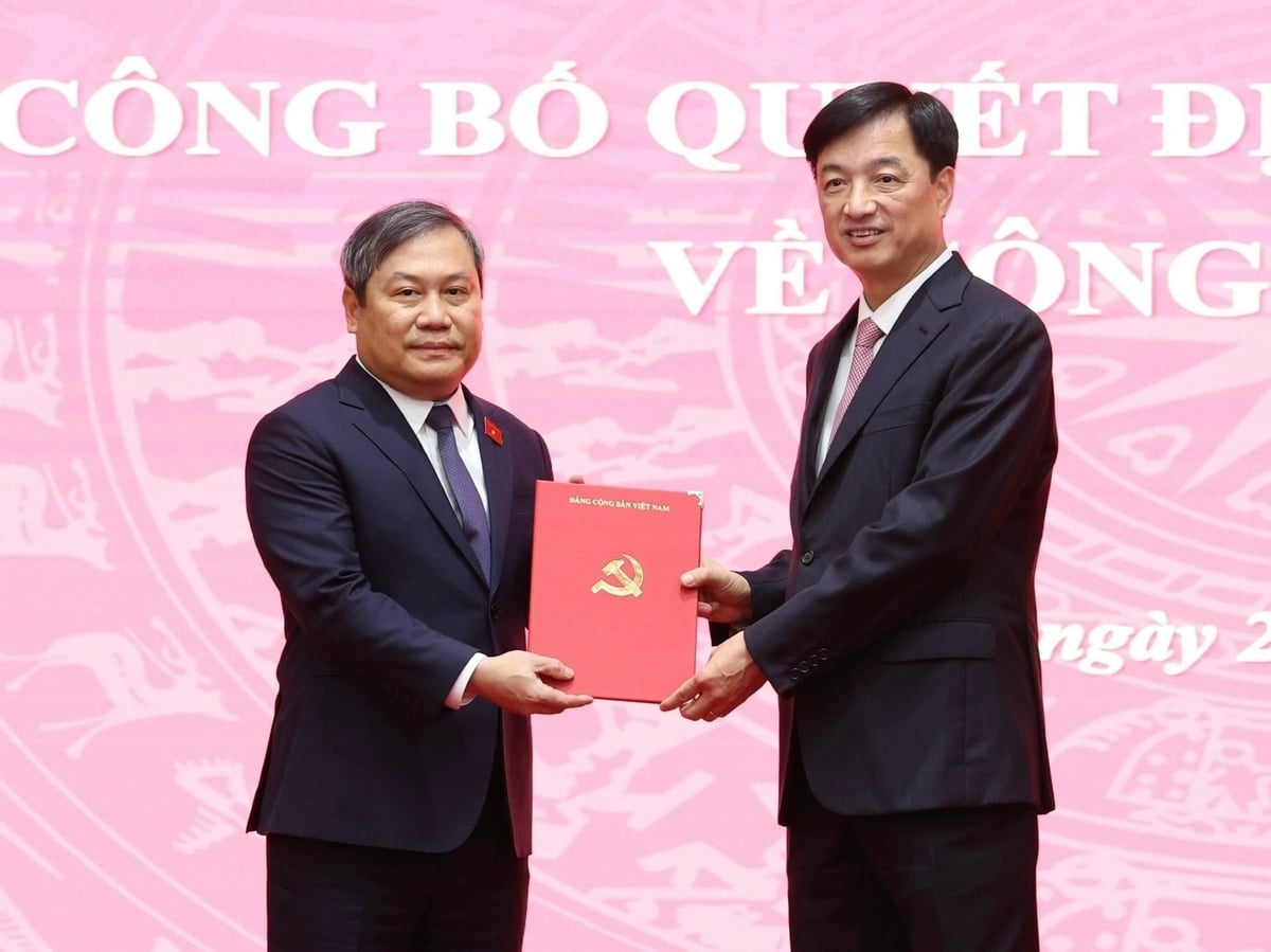 Bí thư Thành ủy Hà Nội Nguyễn Duy Ngọc trao quyết định của Bộ Chính trị điều động, chỉ định ông Vũ Đại Thắng tham gia Ban Chấp hành Đảng bộ, Ban Thường vụ Thành ủy, giữ chức Phó Bí thư Thành ủy Hà Nội nhiệm kỳ 2025-2030. Ảnh: HNM.