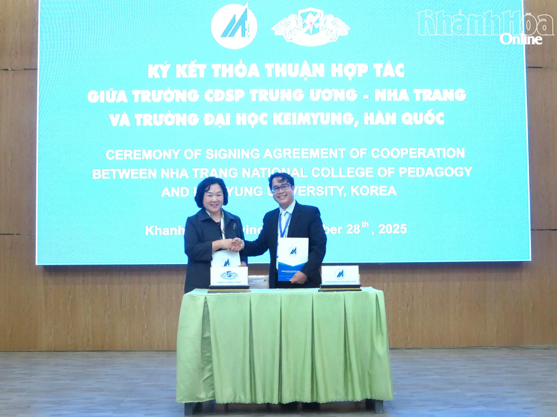 Lãnh đạo hai trường ký kết hợp tác.&nbsp;